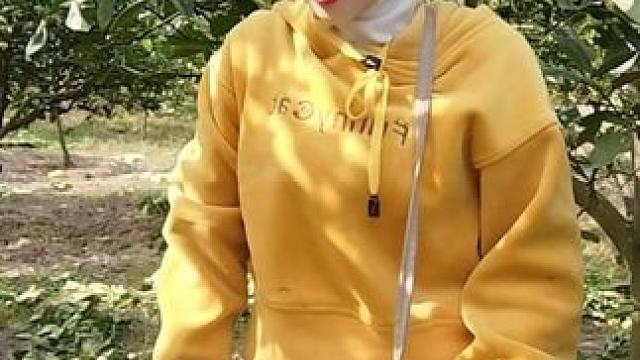 为了碎银几两，一双手被树上的刺划烂了，不知道谁说的你在城里还房贷，我在农村逍遥又自在，我想说，农村的