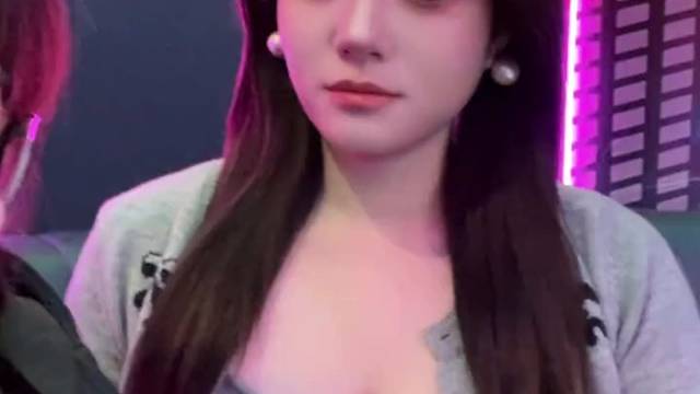 她是不是嫉妒了