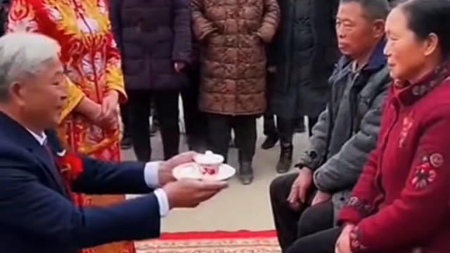 好歹你把头发染一下呀
[捂脸]