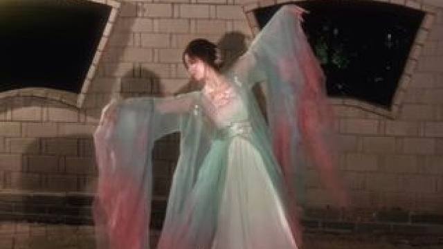 君不见 妾起舞翩翩 