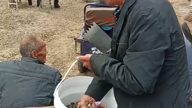 大哥一看就是实在人每人满满的一大把，包含了浓浓的乡亲味