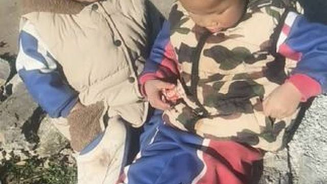 双双今天玩得挺开心的。#农村孩子