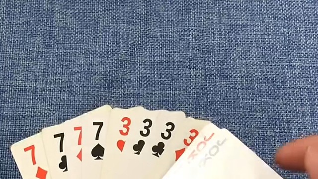 你先出7呀！这不就赢了吗？干嘛要出对子？