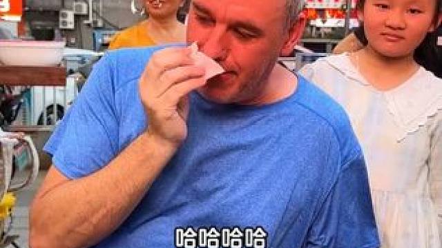 外国友人挑战小面吃得很香，结果被辣红温了#小面调料