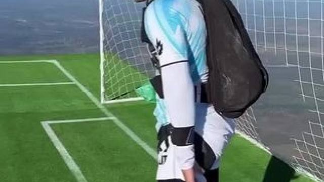 万米高空踢球，模仿c罗siu庆祝