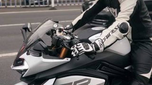 看看你们的头盔都是什么版画#春风750srs #arai头盔 #arai激进白