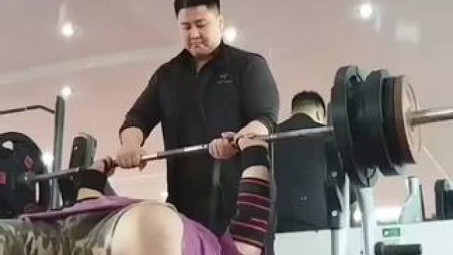 生活就像卧推一样……
首先你得做出正确的选择
然后一直坚持努力才能毫不费力地推起来…#撸铁