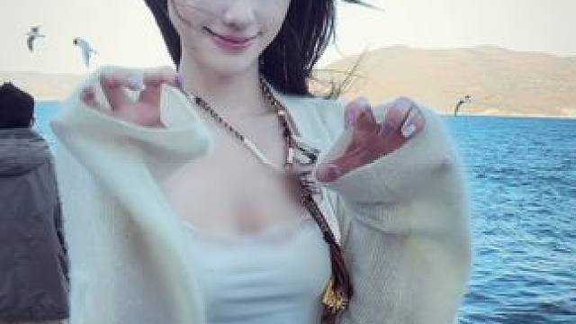 被洗脑了 喵喵 #montagemmiau喵喵手势舞 #海边 #度假穿搭