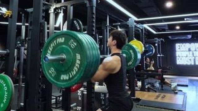 磨剑，是一辈子的事情。我能成为五年前眼中渴望的自己，也能成为现在五年后想要的自己。#KsY思逸 #又