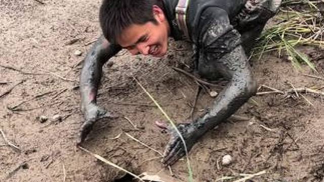 比头还大的洞你们没见过吧？你们说说有多大，没想到结局太意外了！#户外 #我的农村生活