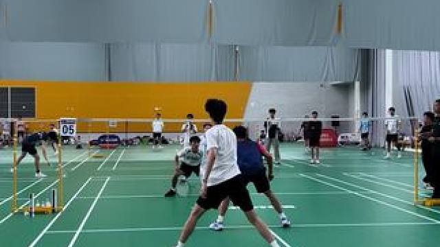 羽毛球精彩男双比赛，拍拍都出其不意