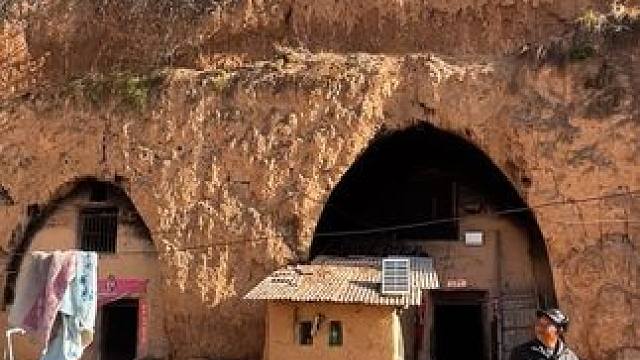 小时候向往城市里的喧器和繁华，长大后却更爱这平凡的乡村烟火气，在这里的生活是晨起暮落，日子是柴米油盐