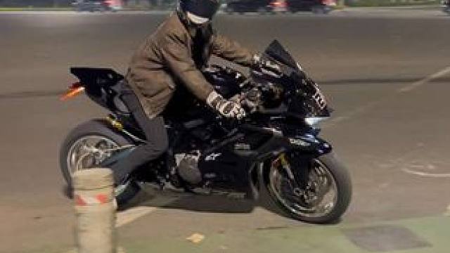 天冷就不骑车了吗？其实我也没骑，一个月前的库存罢了#春风675sr #arai头盔