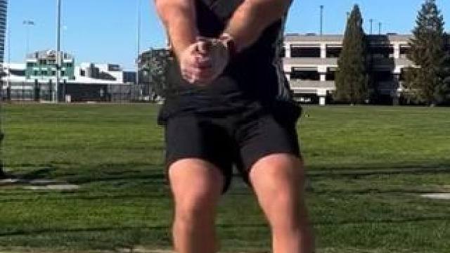 加州理工大学链球运动员特拉维斯·马丁(PB 70.80米)： 8.16公斤超重链球投掷了66.52米