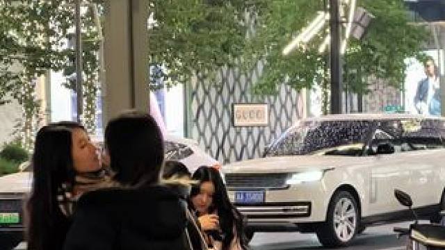 强者无需多言，只有揽胜才能配的上这个美女的气质了吧#路虎揽胜 #路人视角 #穿搭