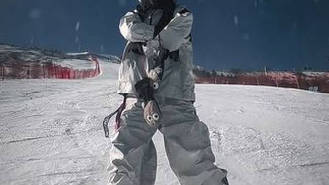 什么东西呲溜的一下过去了 #滑雪 #呲雪墙 #轻装滑