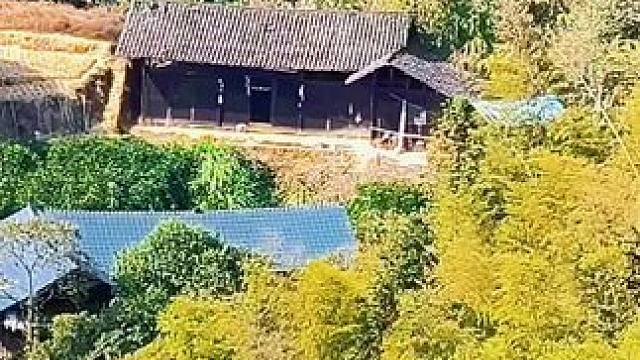 一个人住在这里，守着这座大山，晚上都不敢出门！#大山里的原生态 #山里人家#老房子 #乡愁记忆