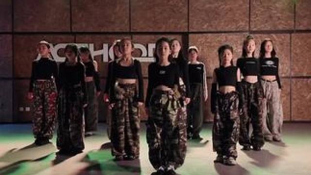 奶凶奶凶的妹妹和大姐姐们一起跳舞