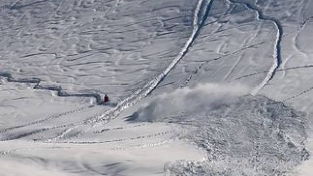 当雪崩离你2米时候，什么感觉？ 12.6 禾木滑雪被雪崩埋的小姐姐，记录了你的高清视频，快快联系我#