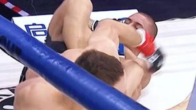 再使劲膝盖就断了#昆仑决  #擂台  #搏击  #格斗