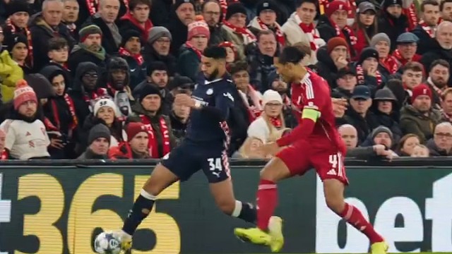 这波对抗五五开吧，范戴克选择扩大面积了