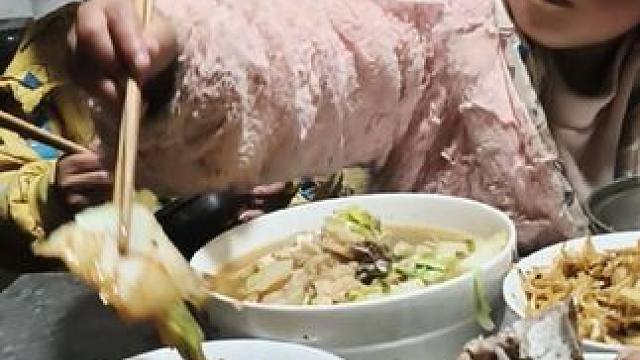 今天晚上吃好几个菜。#农村孩子