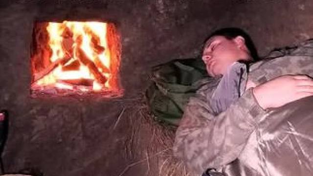 用树枝和稻草建造地下掩体 #野外建造庇护所 #启发搜索激励计划 #解压助眠视频 #野外露营