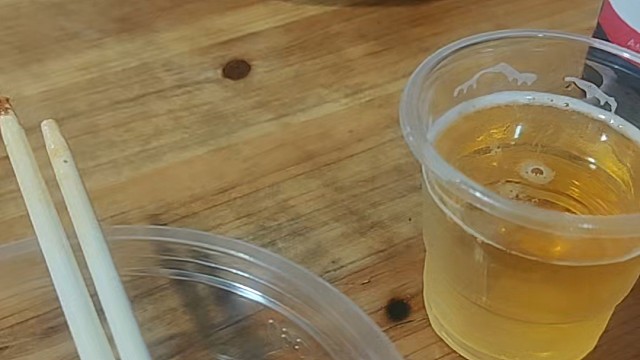 两个孤独的人出门喝点