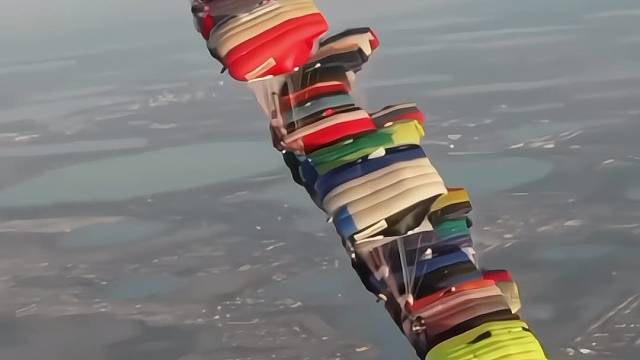 风是自由的，你也是#红牛极限运动 #高空跳伞 #空中飞人 #红牛敢死队