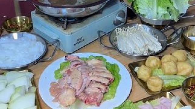 谁能拒绝冬天来一锅暖呼呼的鸡煲？68块就拿下这桌五指毛桃鸡煲……