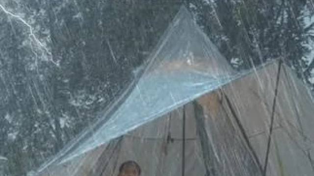 夜里在暴雨中露营️伴着雨声和雷声入眠