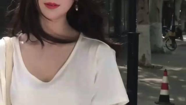 一个喜欢自拍的女生