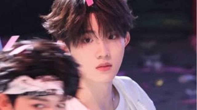 彩带飘到头上了、我们苏新皓就这样迎接好彩头吧 #苏新皓