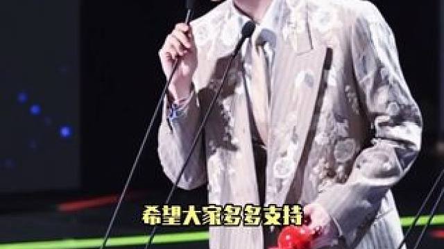 恭喜！们#张凌赫 就这么迈着大步子走向领奖台！！#2025爱奇艺尖叫之夜 #2025尖叫之夜