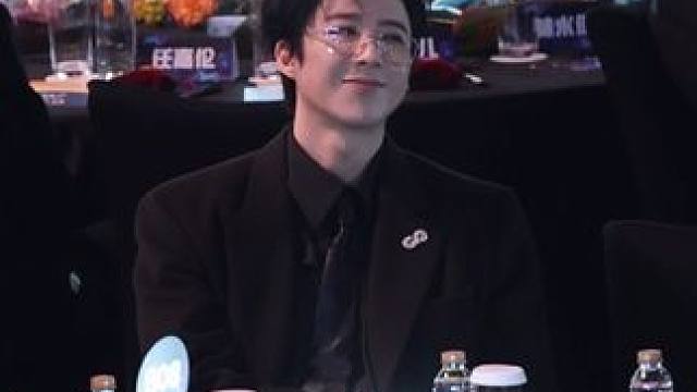 获奖第一时间向全场观众鞠躬的#刘宇宁 如何呢！#2025爱奇艺尖叫之夜 #尖叫之夜主打熟人局 #20