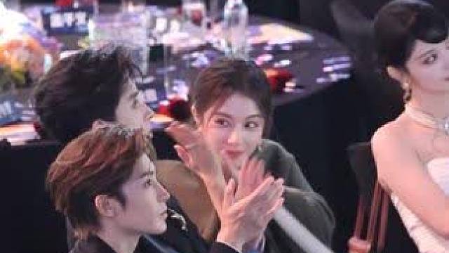 是关系很好的我们#敖瑞鹏 和#李兰迪 呀！#2025爱奇艺尖叫之夜 #尖叫之夜主打熟人局 #2025