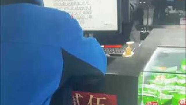 #电影比如父子 12月6日上映首日，团队影城发海报时，偶遇一位正在挑选电影的南城大爷，其听完剧情介绍