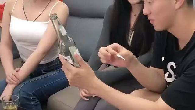 新势力啤酒，每瓶红蓝白三个不同奖惩