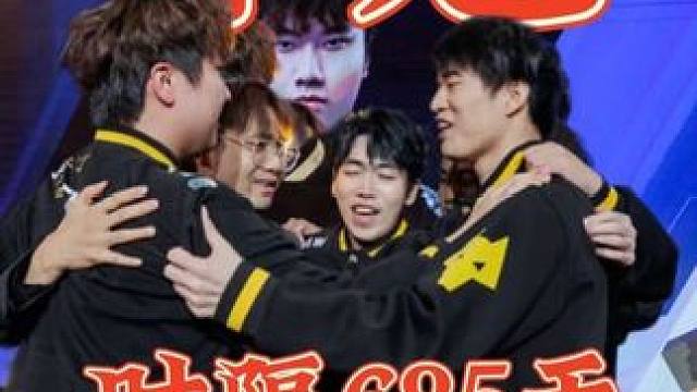 久等了！十一冠！ 
时隔685天，他们经历了目送老将褪去战袍，见证了新人蹒跚成长。他们在深渊中彼此支