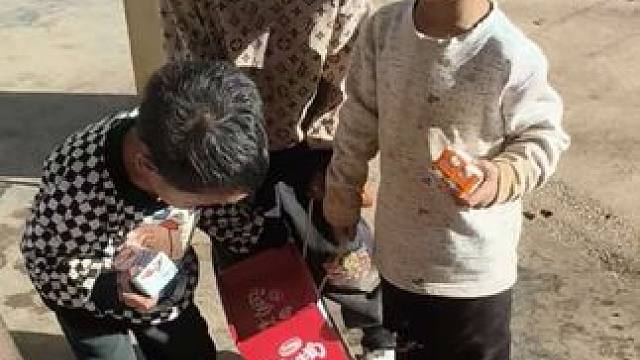 双双今天有牛奶吃了，可开心了。#农村孩子