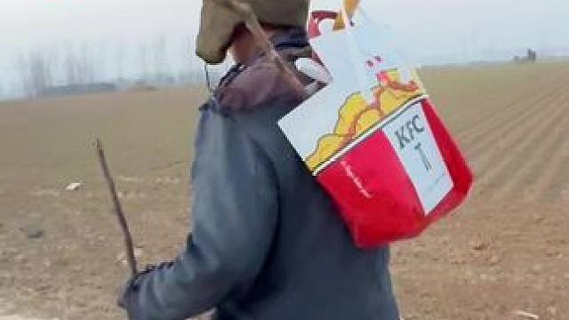 赶集 买水管接口
遇见一个问路的老人#我的乡村生活 #回村后的我 #赶集 #农村生活