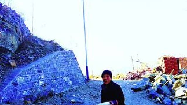 #我的乡村生活 #山村行#西营之行，走进鸭子泉。堪怜落魄小山村，几许人家几锁门。罕见雄鸡惊晓寂，多闻