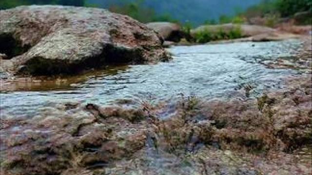 看水是水，看山是你。深沉如山，温煦如风。