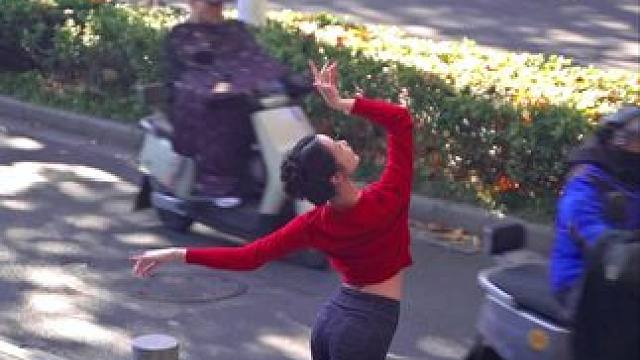 “我提笔不为离愁，只为你转身回眸”