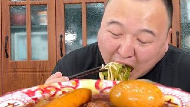 碳水炸弹预警！劲道面条裹满红油，越辣越上头，嗦到停不下来！