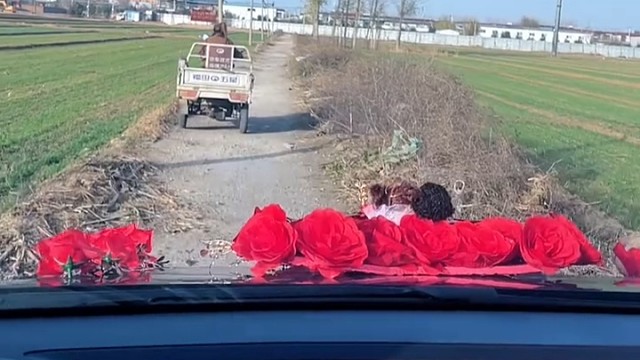 应该把美女的三轮车给扶起来在走