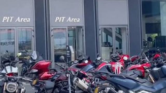 没人扶这哥能在这转一天 #摩托车 #离谱 #万万想不到 #反转