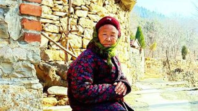 #农村生活 #娘在家在 #大美章丘官庄篇(1340)上白秋村。儿行千里远，母亲心紧牵，每一程，都是母