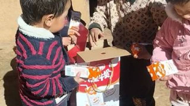 老大分牛奶给弟弟妹妹。#农村孩子