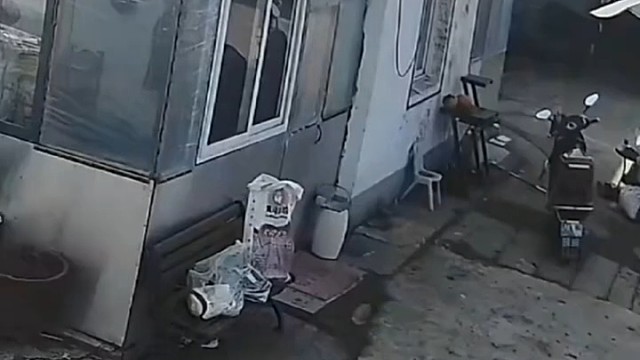 这兄弟是有心事吧，心不在焉